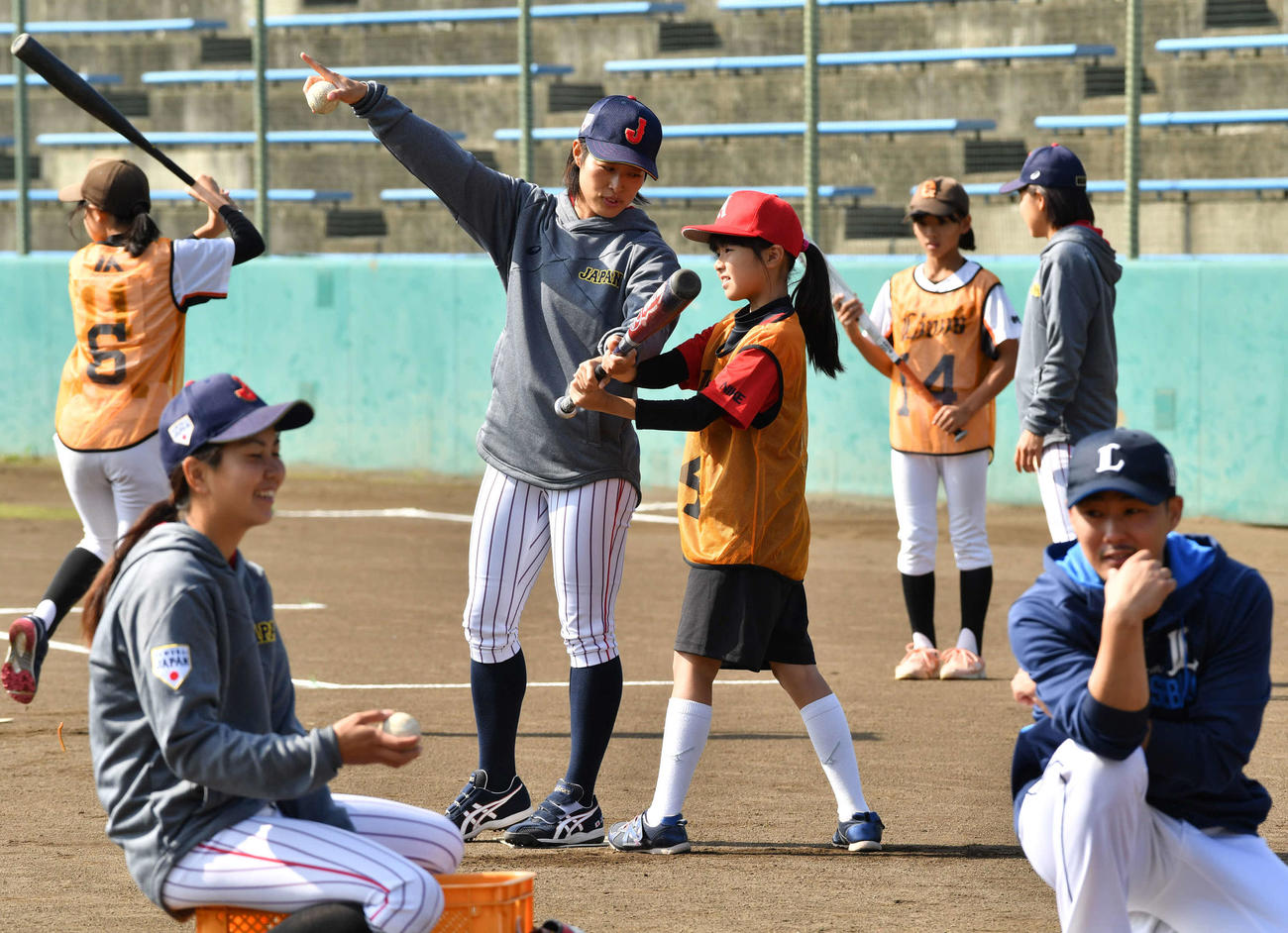打撃練習する参加者。中央は侍ジャパン女子代表の志村亜貴子コーチ