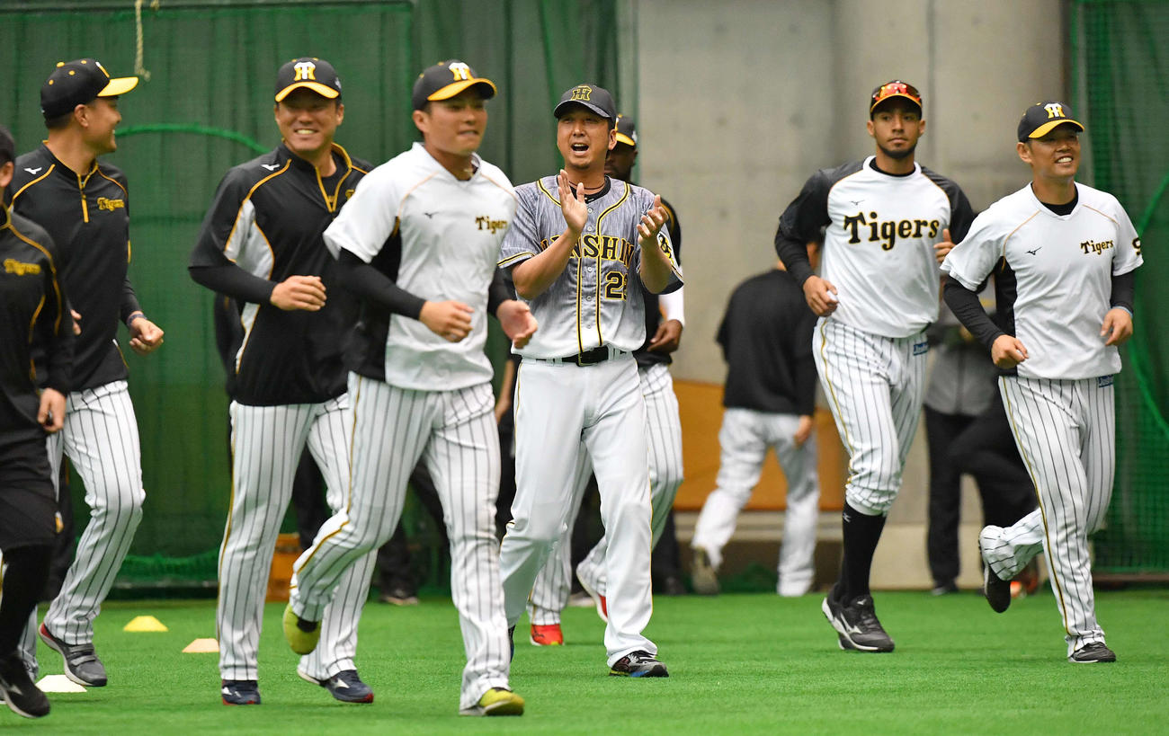 声を出して選手を鼓舞する1日キャプテンの藤川球児（中央）（撮影・上田博志）