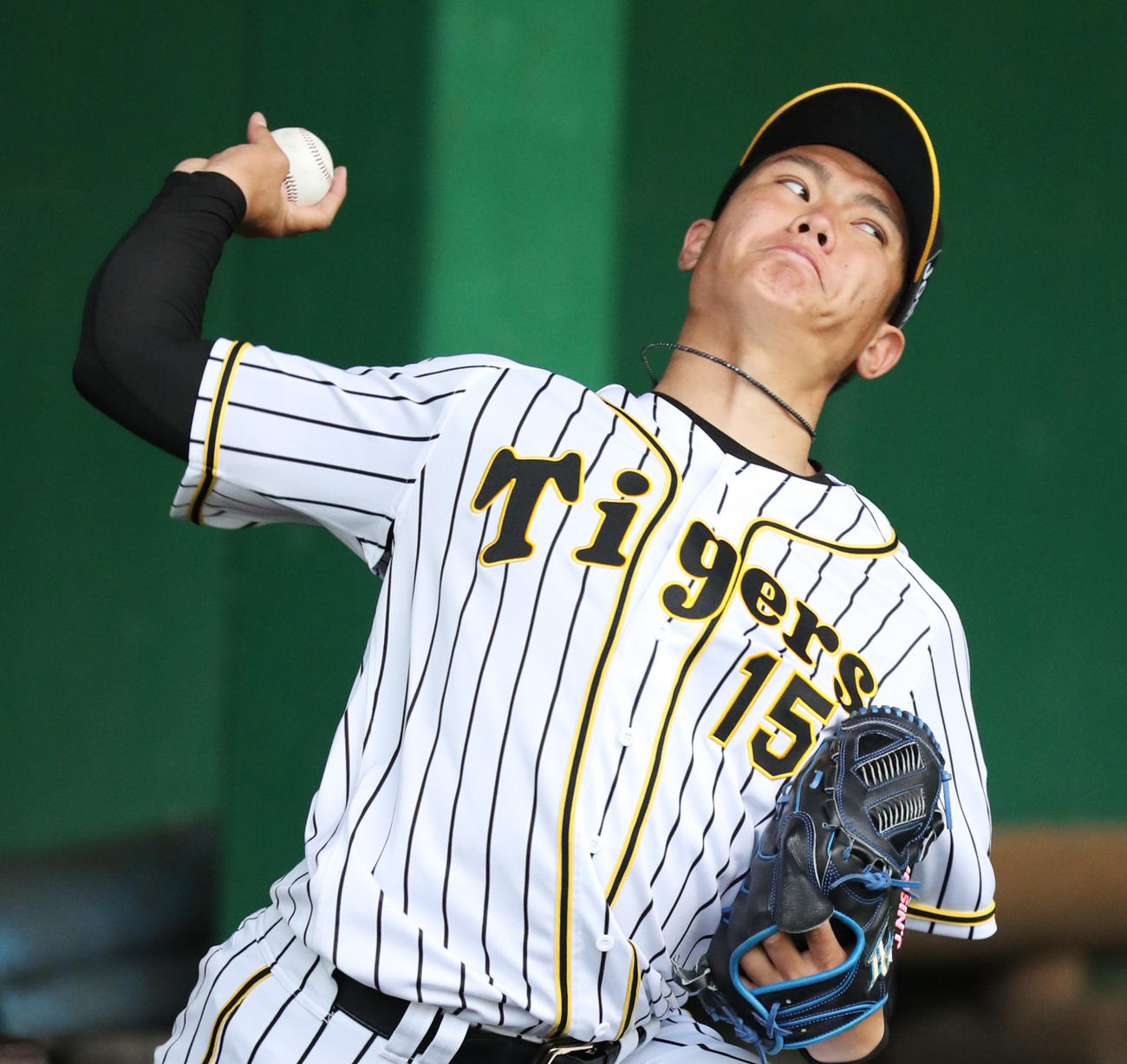 初めてブルペンに入り投球練習を行う阪神西純矢（撮影・清水貴仁）