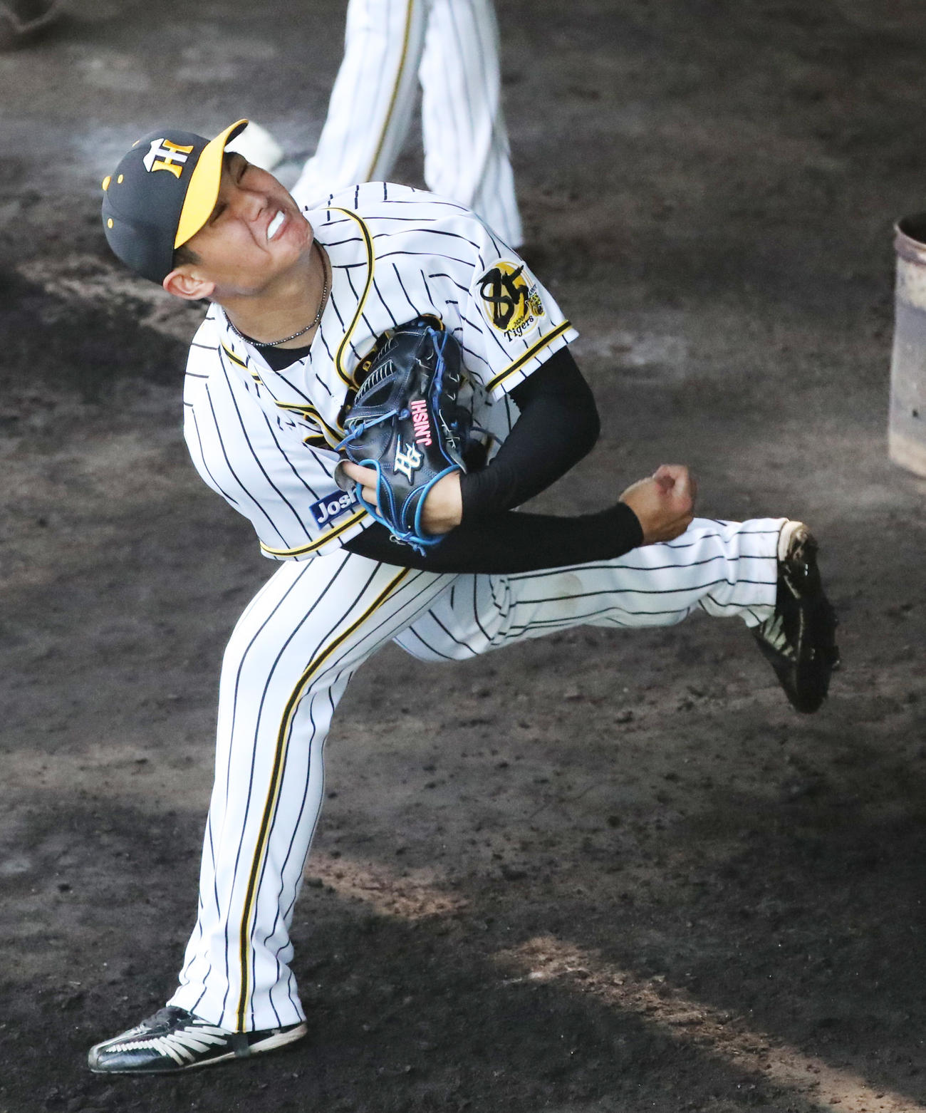 初めてブルペンに入り投球練習を行う阪神西純矢（撮影・清水貴仁）