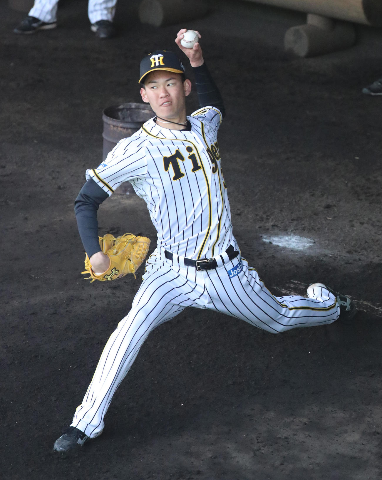 初めてブルペンに入り投球練習を行う阪神及川雅貴（撮影・清水貴仁）