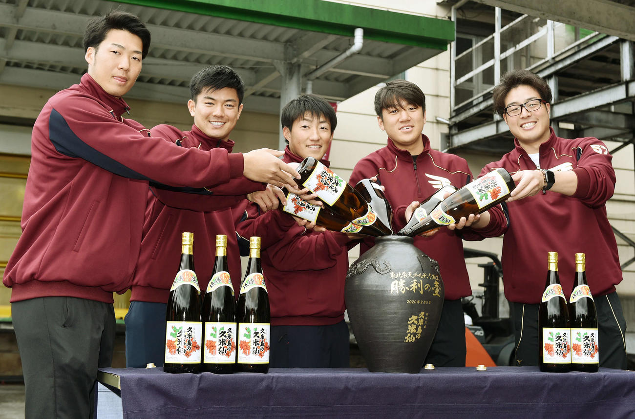 休日に久米島の久米仙工場を訪れた楽天新人選手たちは勝利のつぼに泡盛を注ぐ。左から山崎真、津留崎、小深田、福森、滝中（撮影・滝沢徹郎）