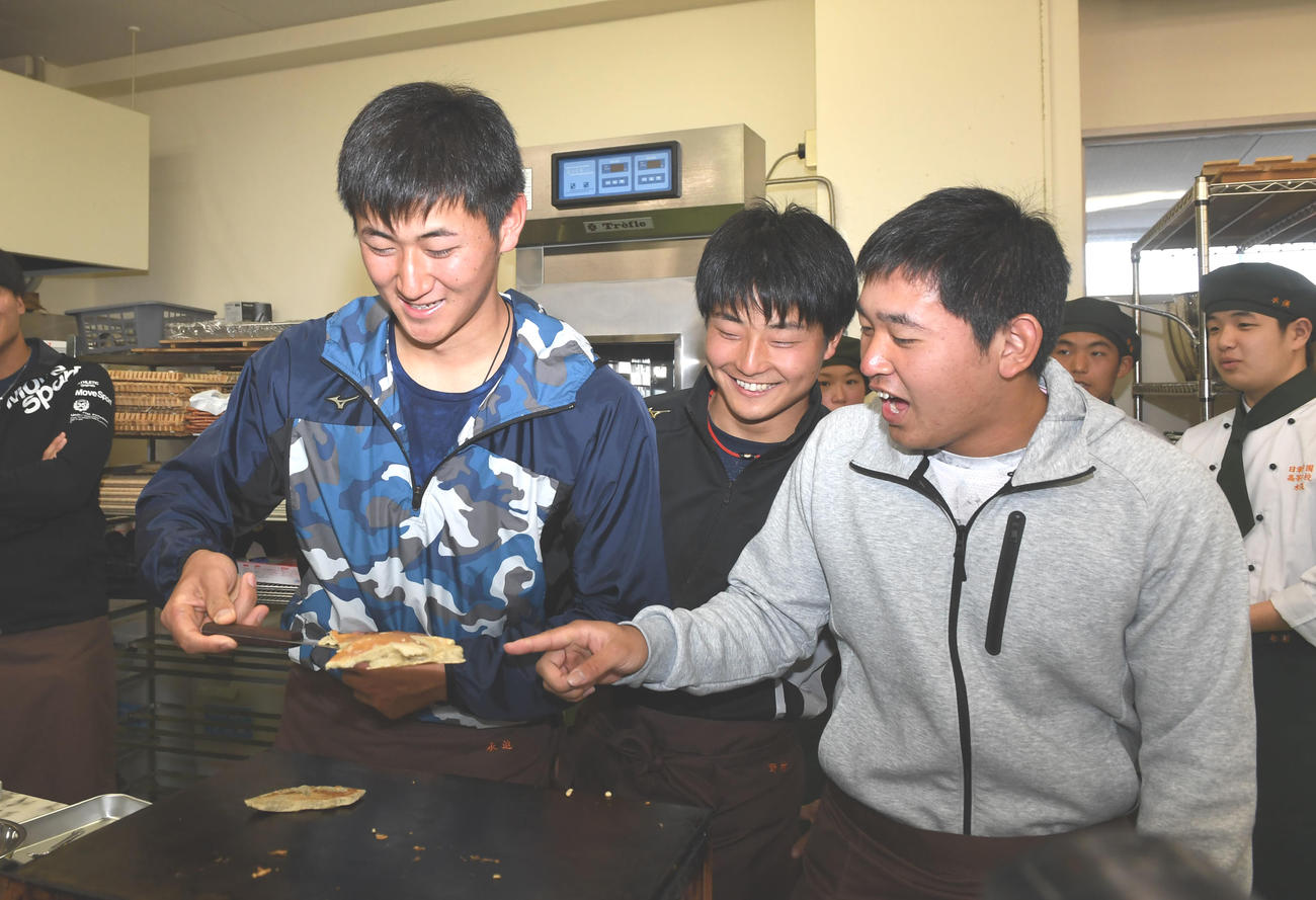 パンケーキを焼くオリックス紅林（左）に突っ込みを入れる（左から）宮城、松山（撮影・前岡正明）