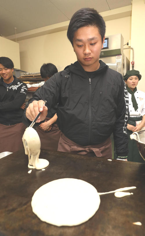 パンケーキを焼く日章学園出身のオリックス平野