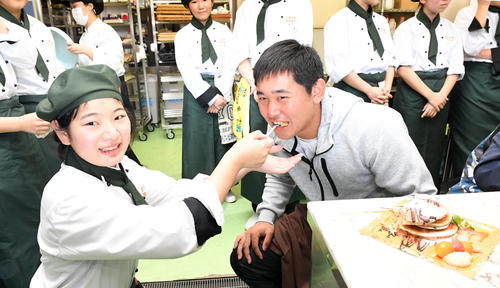 自身が作ったパンケーキを食べさせてもらうオリックス宮城(撮影・前岡正明)