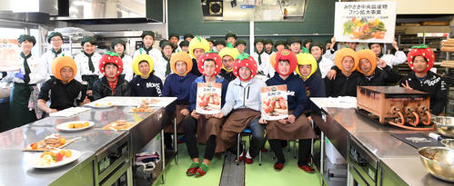 いっしょにパンケーキ作りを行った日章学園パティシエ科の生徒と記念撮影するオリックス新人選手。(前列左から)松山、鶴見、村西、勝俣、紅林、宮城、谷岡、中田、大下、佐藤優(後列左から)平野、佐藤一(撮影・前岡正明)