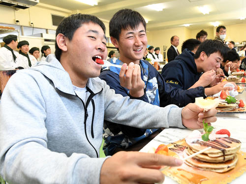 パンケーキ作りに挑戦したオリックスの新人選手。宮城(左)は紅林(中央)から食べさせてもらう。右は前(撮影・前岡正明)
