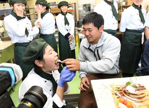パンケーキ作りに挑戦したオリックス宮城は女子生徒に試食してもらう(撮影・前岡正明)