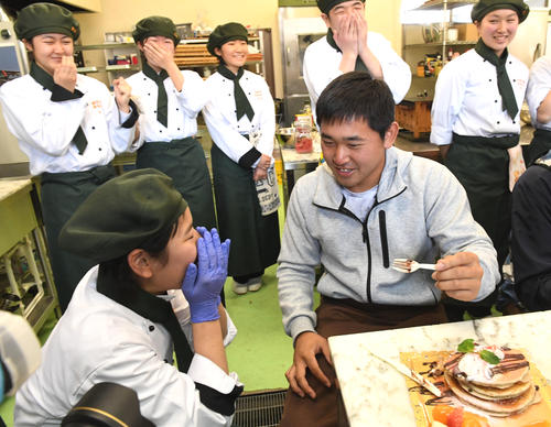 パンケーキ作りに挑戦したオリックス宮城は女子生徒に試食してもらう(撮影・前岡正明)