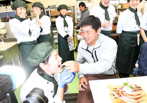 パンケーキ作りに挑戦したオリックス宮城は女子生徒に試食してもらう(撮影・前岡正明)