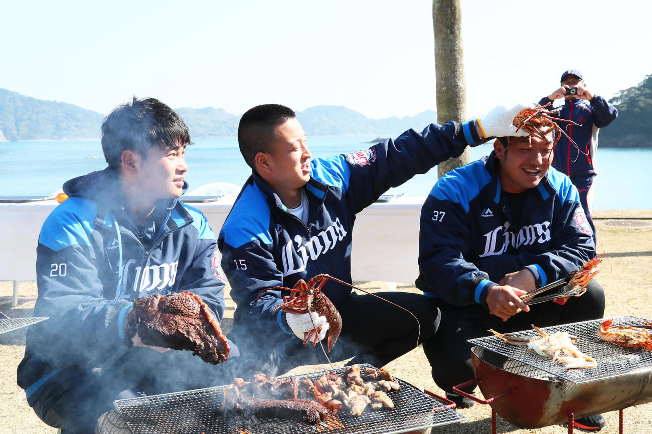 キャンプ休日にバーベキューを楽しむ西武の、左から浜屋、宮川、柘植（撮影・足立雅史）