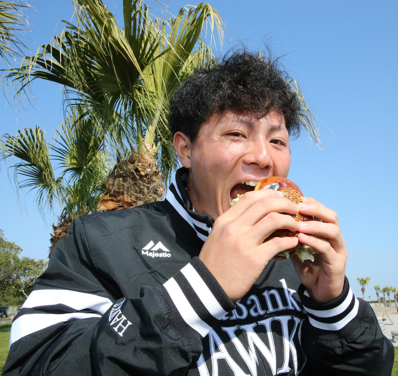 新人選手の1日体験で、手作りの特性ハンバーガーを食べるドラフト1位の佐藤（撮影・菊川光一）