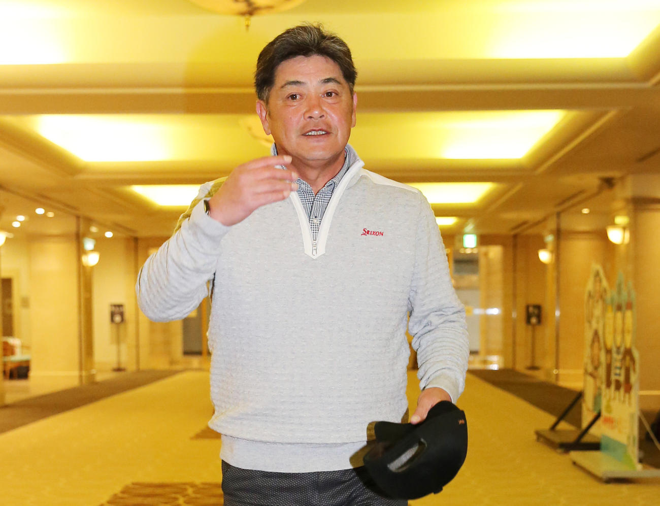 外出から宿舎に戻ったソフトバンク工藤監督（撮影・菊川光一）