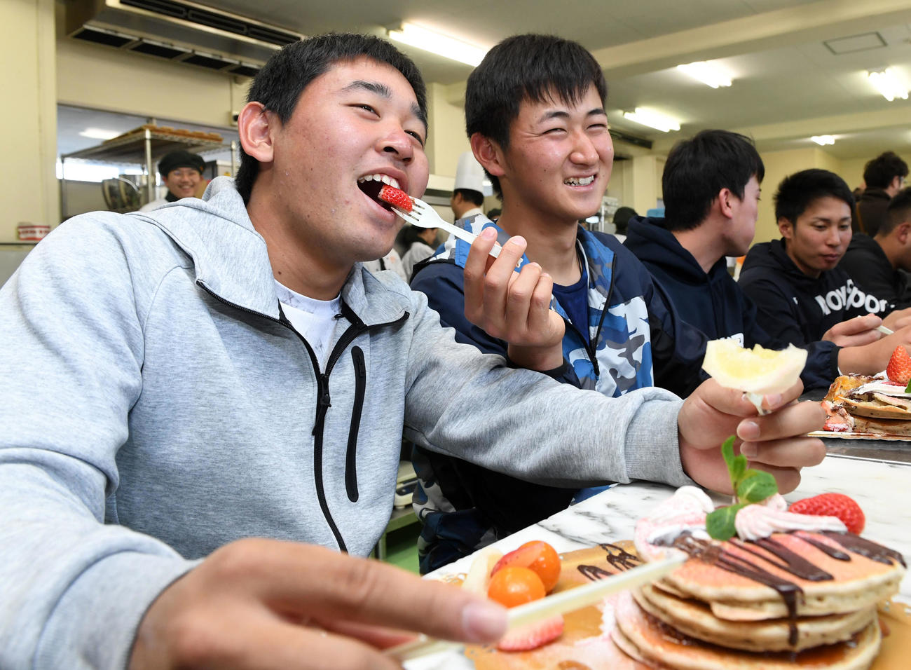 九州パンケーキ作りに挑戦したオリックスの新人選手。宮城（左）は紅林（左から2人目）から食べさせてもらう。奥から村西、前（撮影・前岡正明）