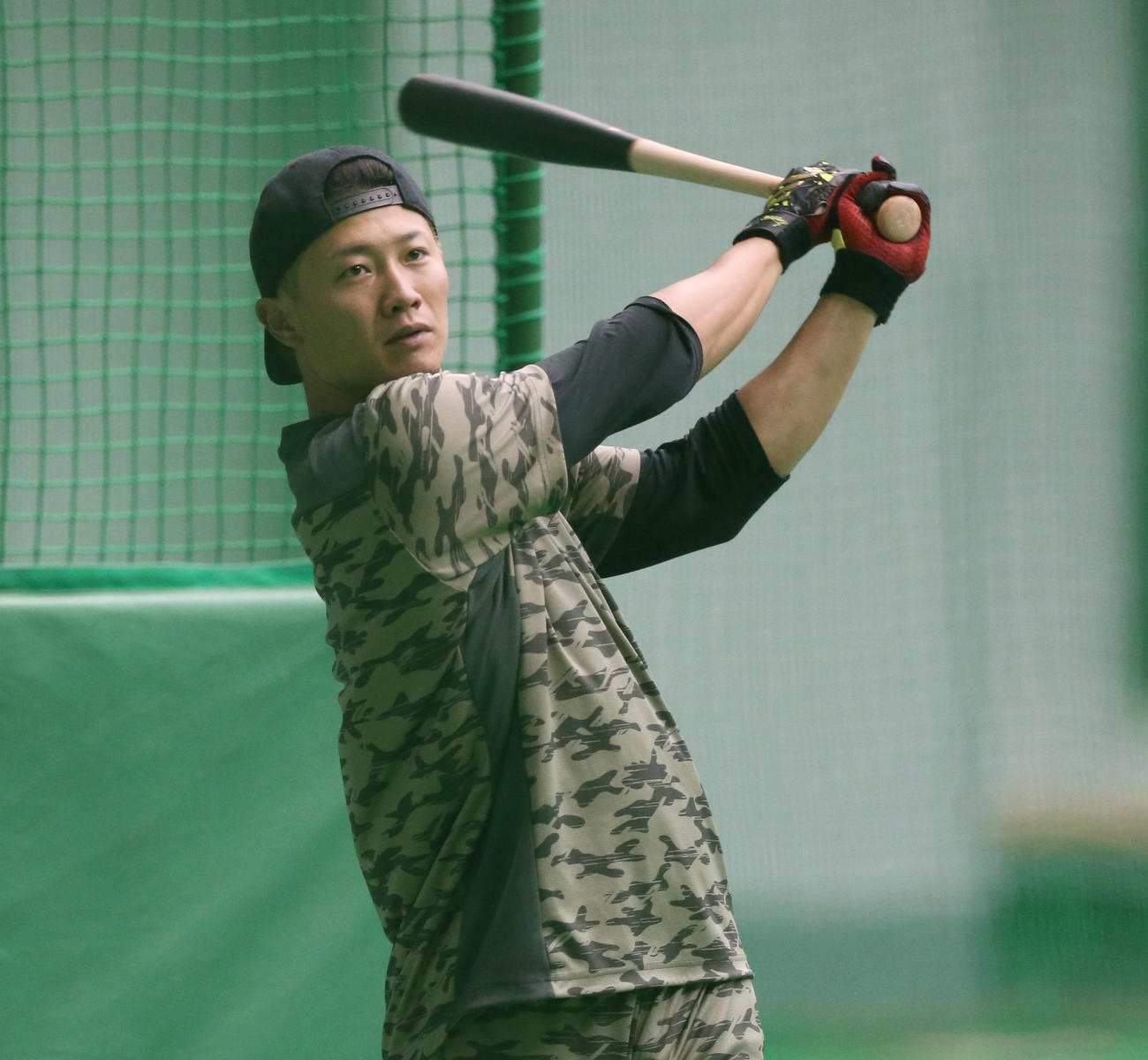 マシン打撃で右打席に入り調整する日本ハム西川（撮影・黒川智章）