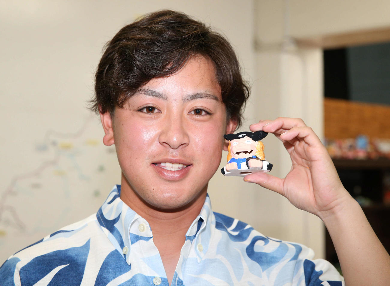シーサーの着色体験で日本ハムのユニホーム柄に色を塗り1位になった河野（撮影・黒川智章）