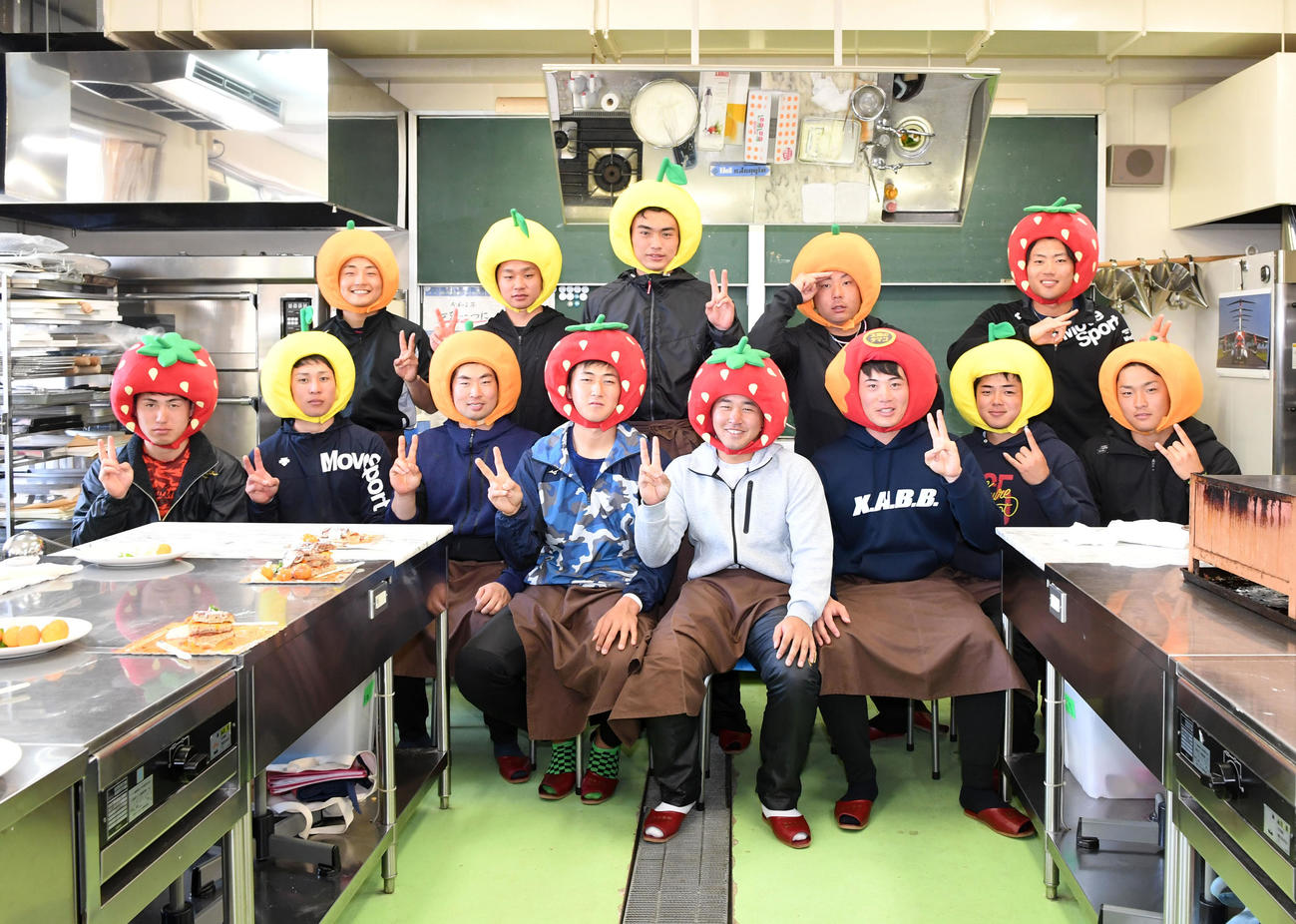 パンケーキ作りを行い記念撮影するオリックス新人選手。前列左から鶴見、村西、勝俣、紅林、宮城、前、谷岡、中田、後列左から松山、平野、佐藤一、大下、佐藤優（撮影・前岡正明）