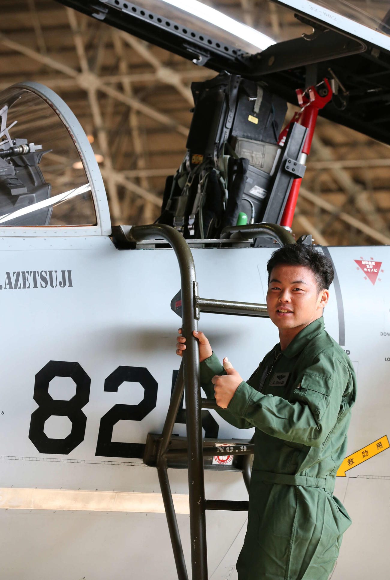 航空自衛隊新田原基地を訪問し、F15戦闘機のコクピットに向かう巨人山瀬（撮影・河野匠）