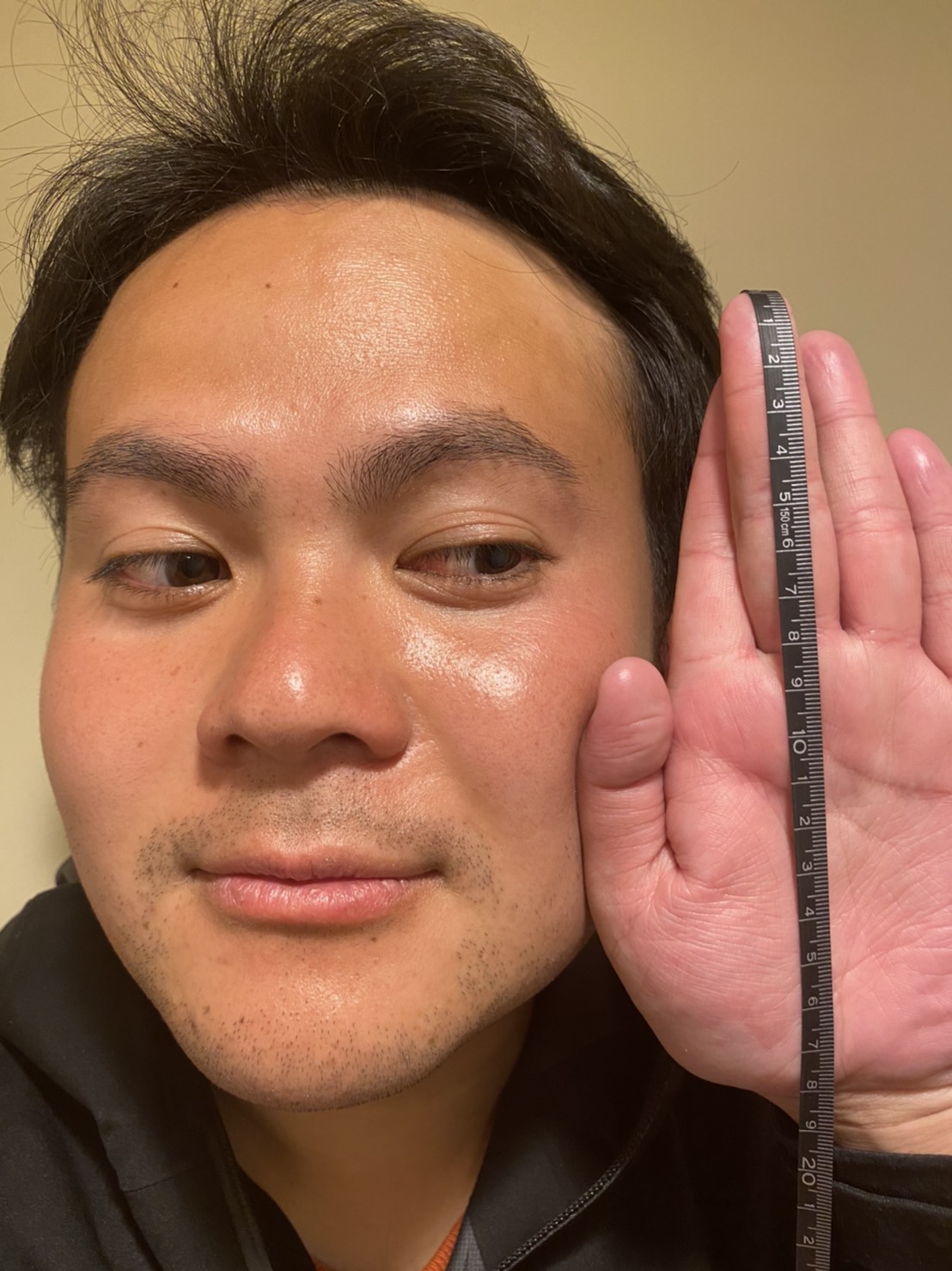 ビエイラの手と比べるため、手のひらを測らされる本紙巨人担当久永記者（撮影・栗田尚樹）