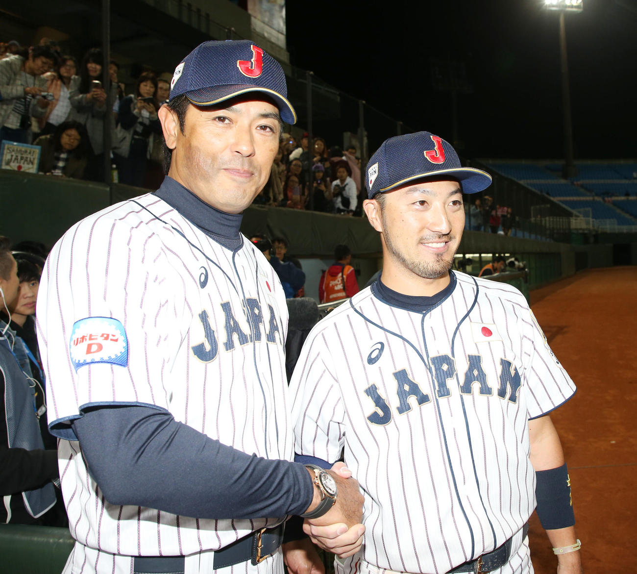 ベネズエラに勝利し、菊池涼介と握手する稲葉監督（2019年11月5日）