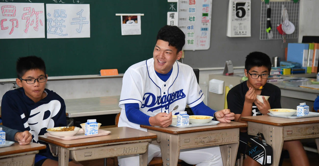 地元の小学校へ訪問し児童らと給食の時間を共に過ごし交流した中日石川昂（撮影・森本幸一）