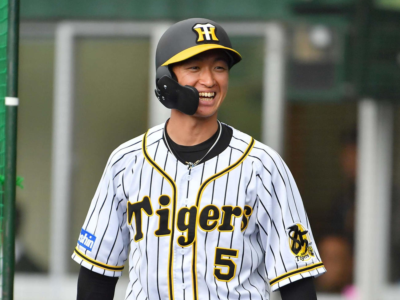 ケース打撃でバットを手に笑顔を見せる近本（撮影・上田博志）
