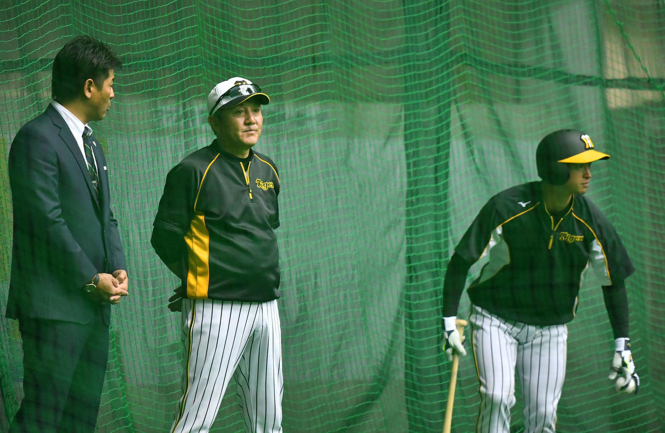 清水雅治ヘッドコーチ（中央）と話す侍ジャパン稲葉篤紀監督。右は打撃練習に向かう近本光司（撮影・上田博志）