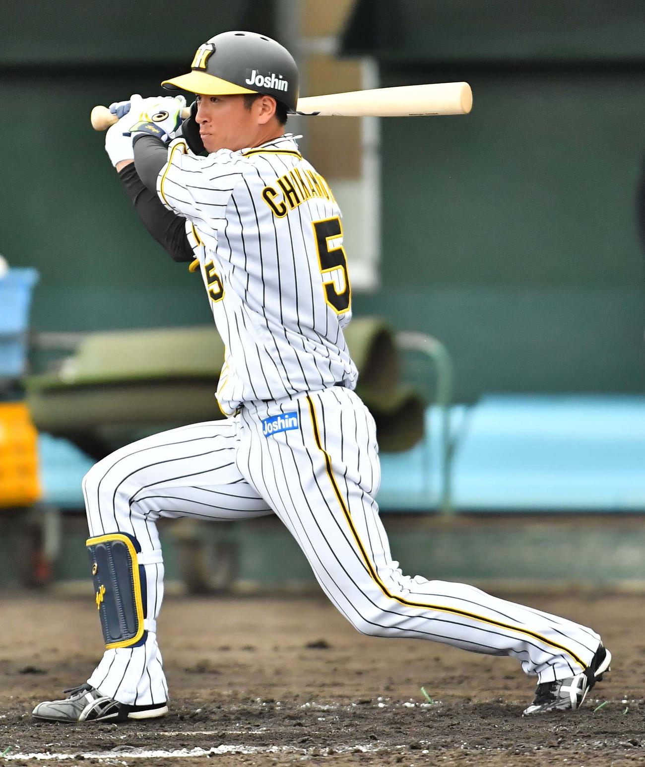 ケース打撃で中前安打を放つ近本光司（撮影・上田博志）