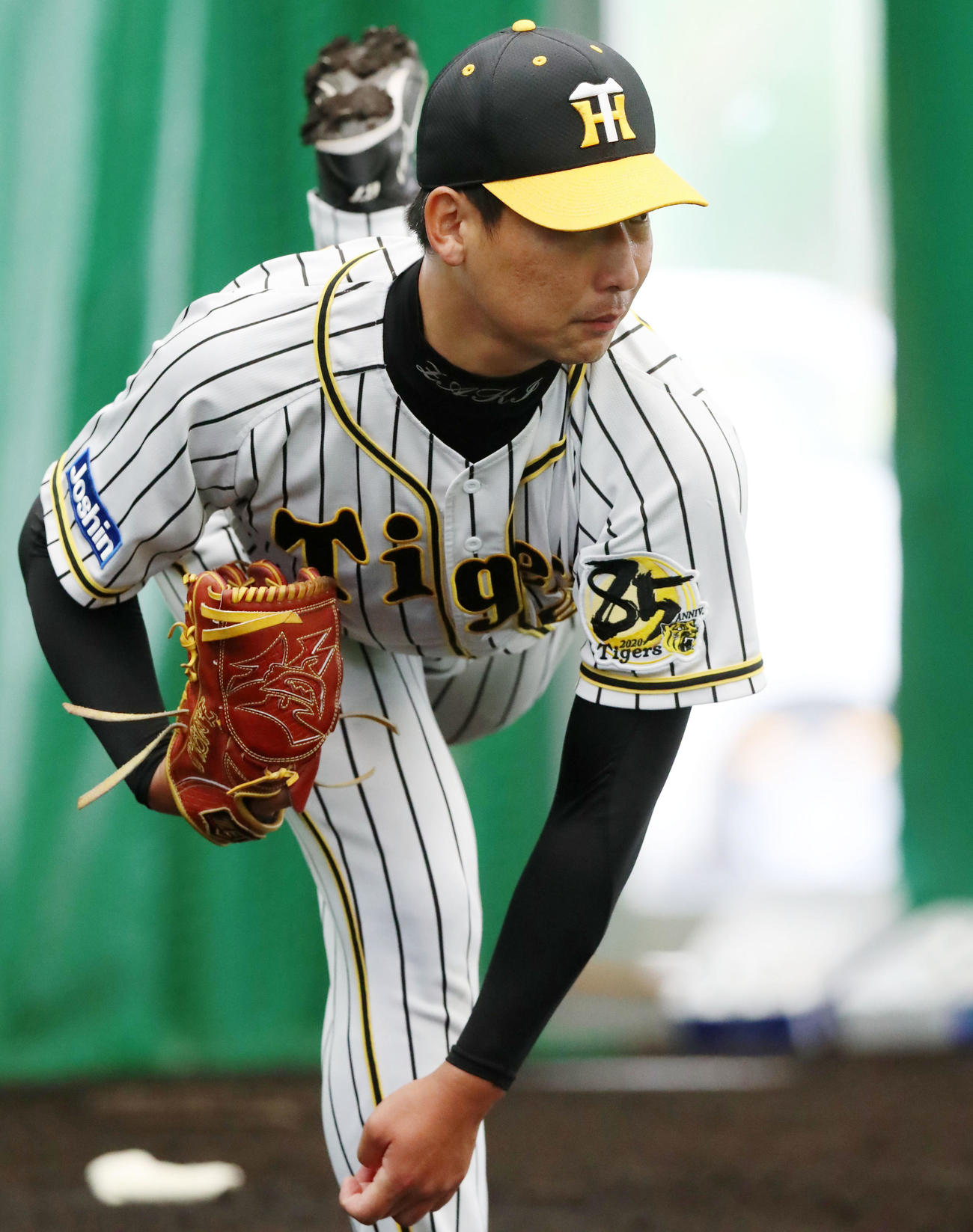 ブルペンで投球練習する岩崎（撮影・加藤哉）