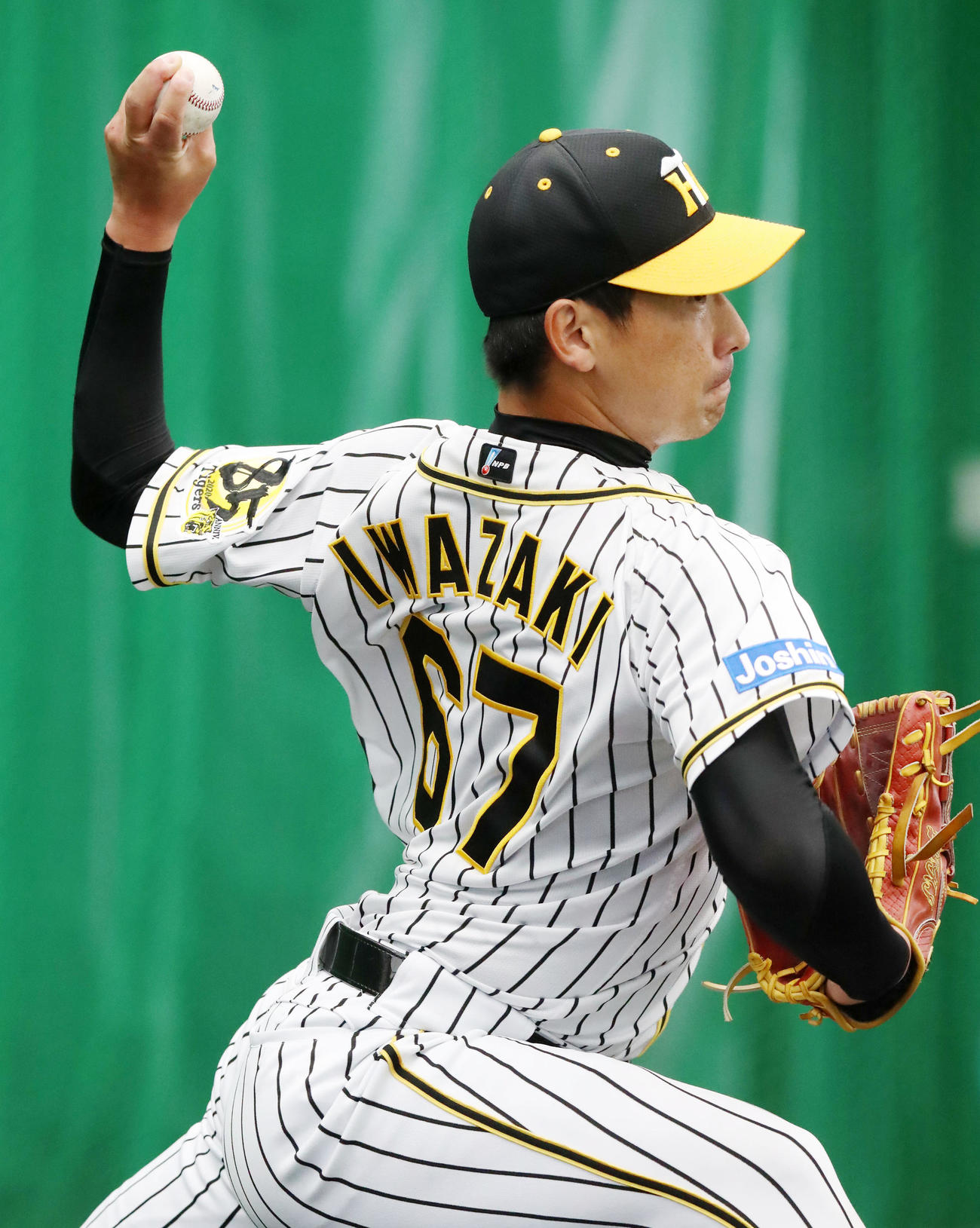 ブルペンで投球練習する岩崎（撮影・加藤哉）