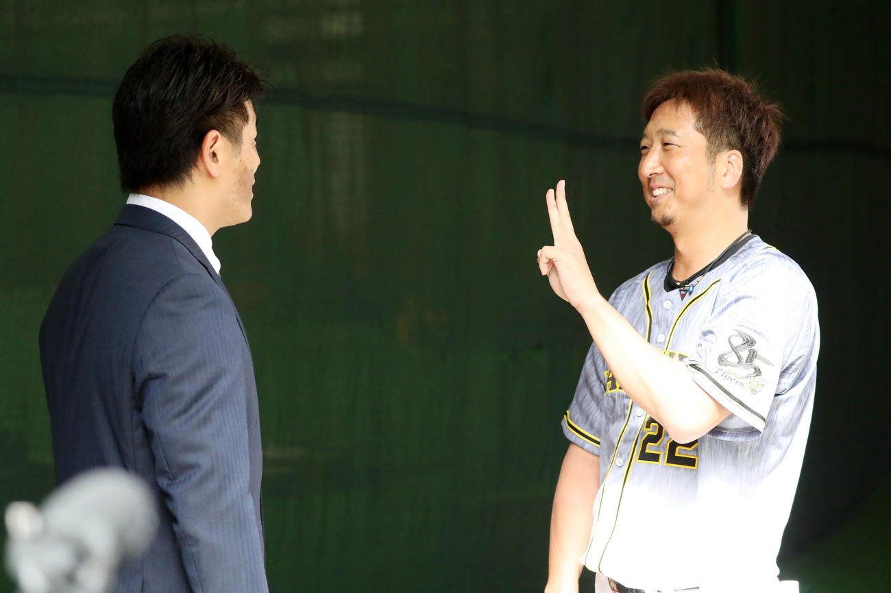 侍ジャパンの稲葉監督（左）と談笑する藤川（撮影・加藤哉）