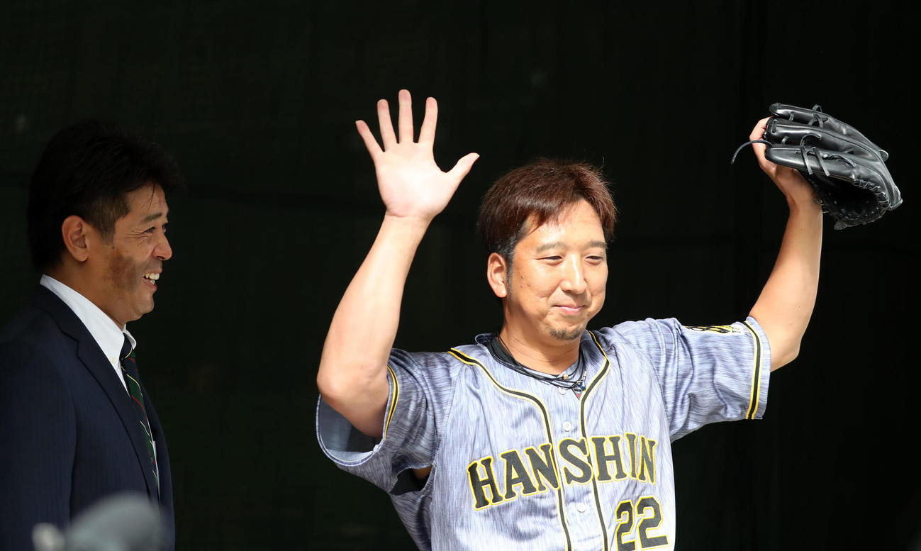 侍ジャパンの稲葉監督（左）に「ジャパン万歳！」と言葉を掛ける藤川（撮影・加藤哉）