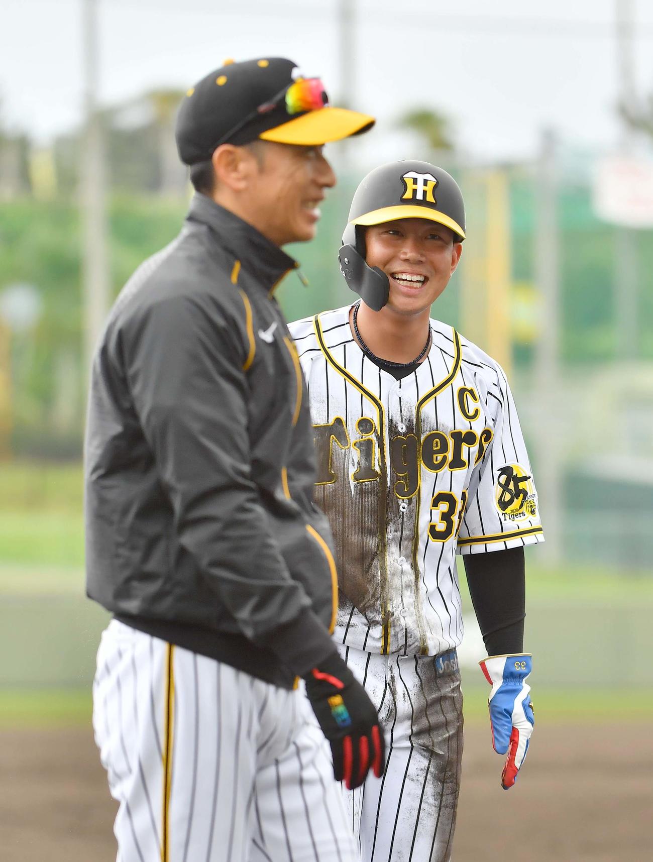 ケース打撃でのハツラツプレーで矢野監督（左）の笑顔をさそう糸原（撮影・上田博志）