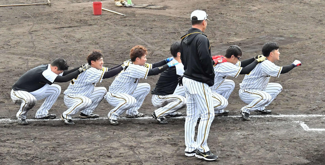 井上打撃コーチのかけ声でムカデ歩きで一塁へ向かう、右から糸原、高山、江越、北、植田、大山（撮影・上田博志）