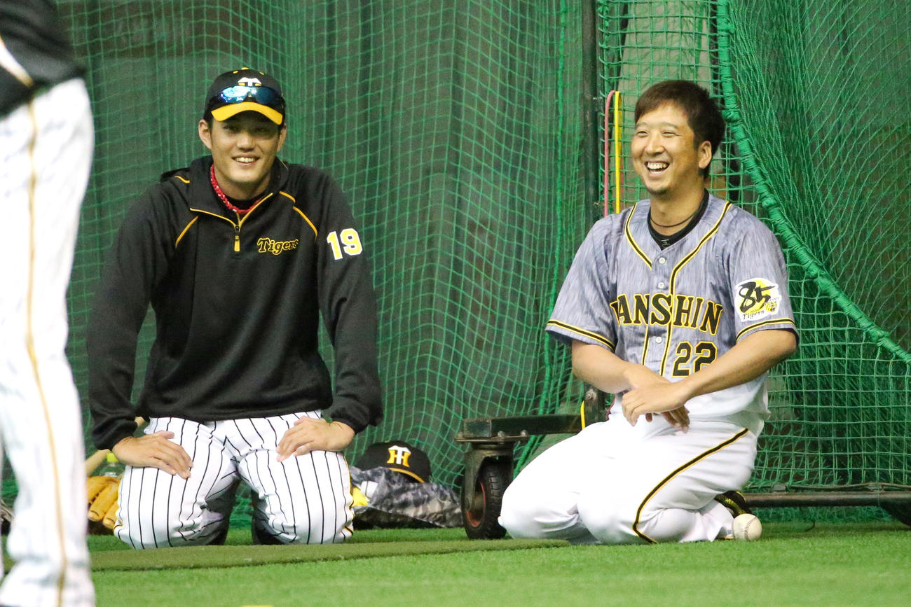 室内で藤浪（左）と笑顔で話す藤川（撮影・上山淳一）