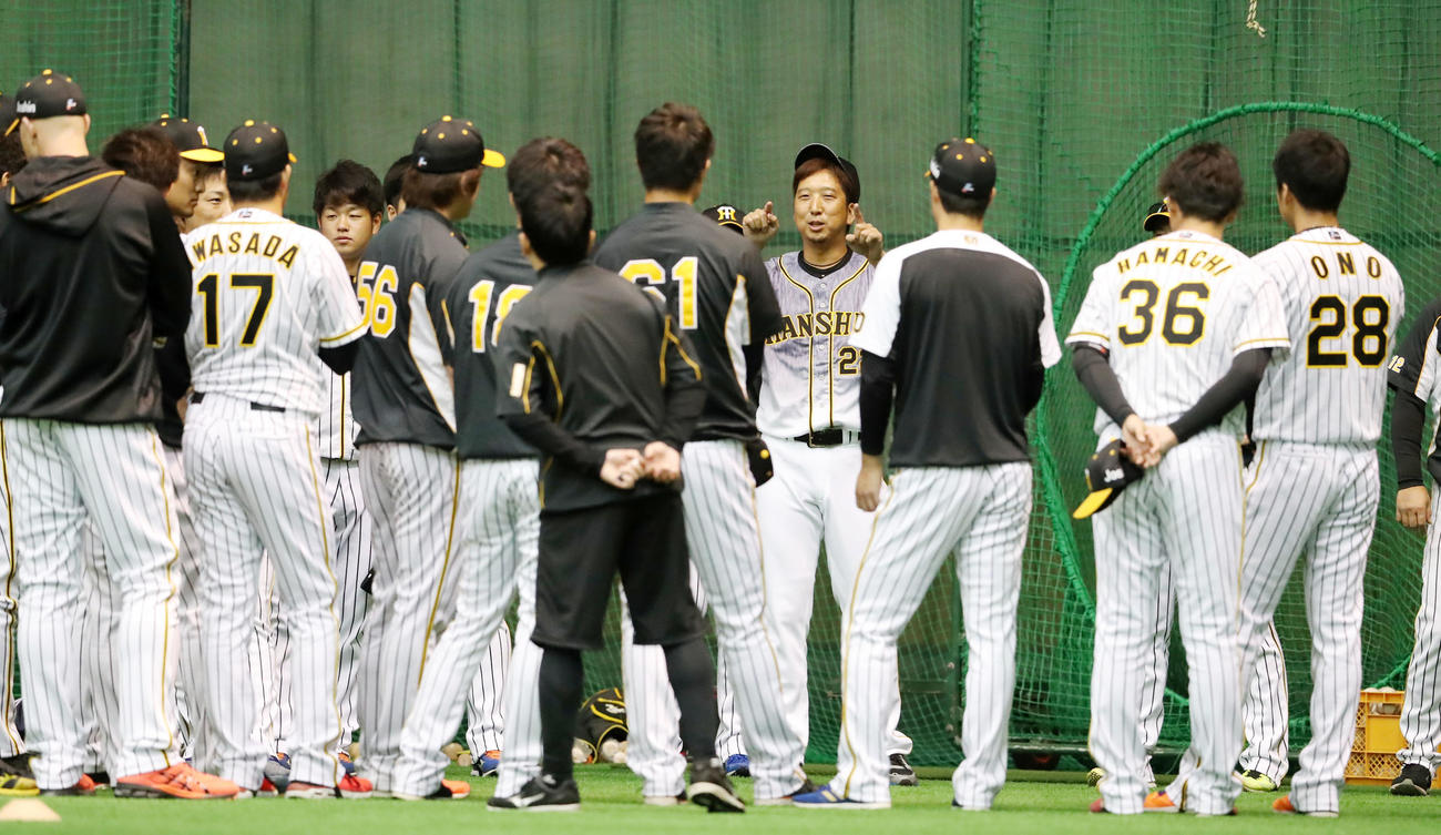投手のワンデーキャプテンに選ばれた藤川はナインを前に笑顔で話す（撮影・加藤哉）