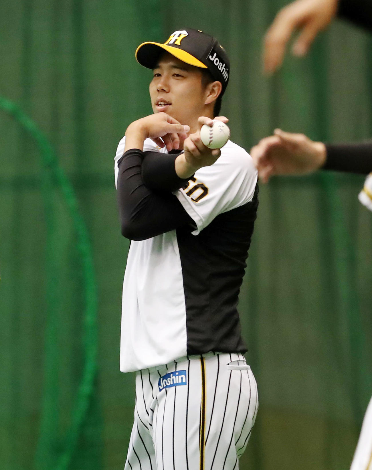 投手のワンデーキャプテンに選ばれた藤川から受け取ったボールを手にする青柳（撮影・加藤哉）