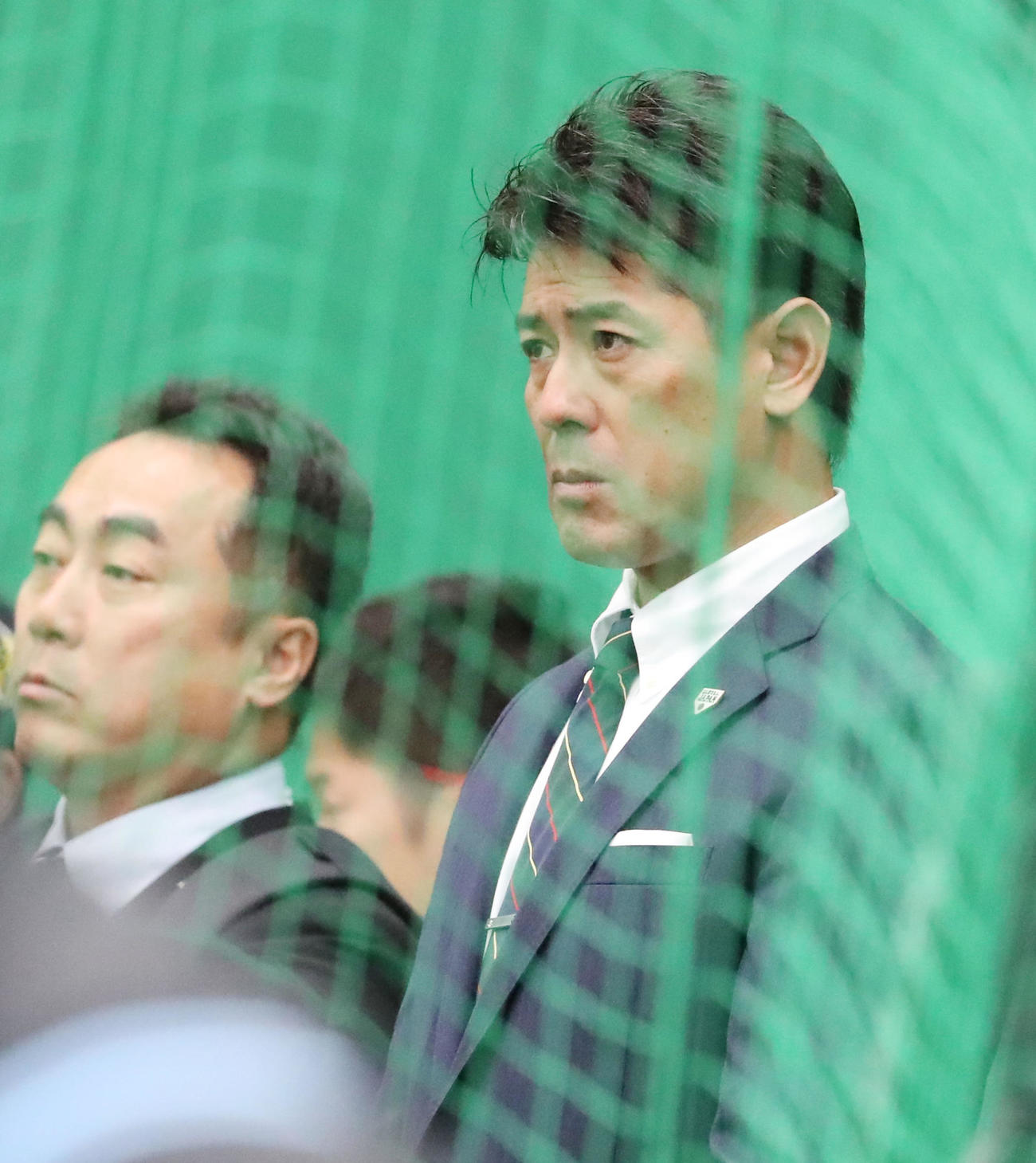 ブルペンで投手陣をチェックする侍ジャパンの稲葉監督（撮影・加藤哉）