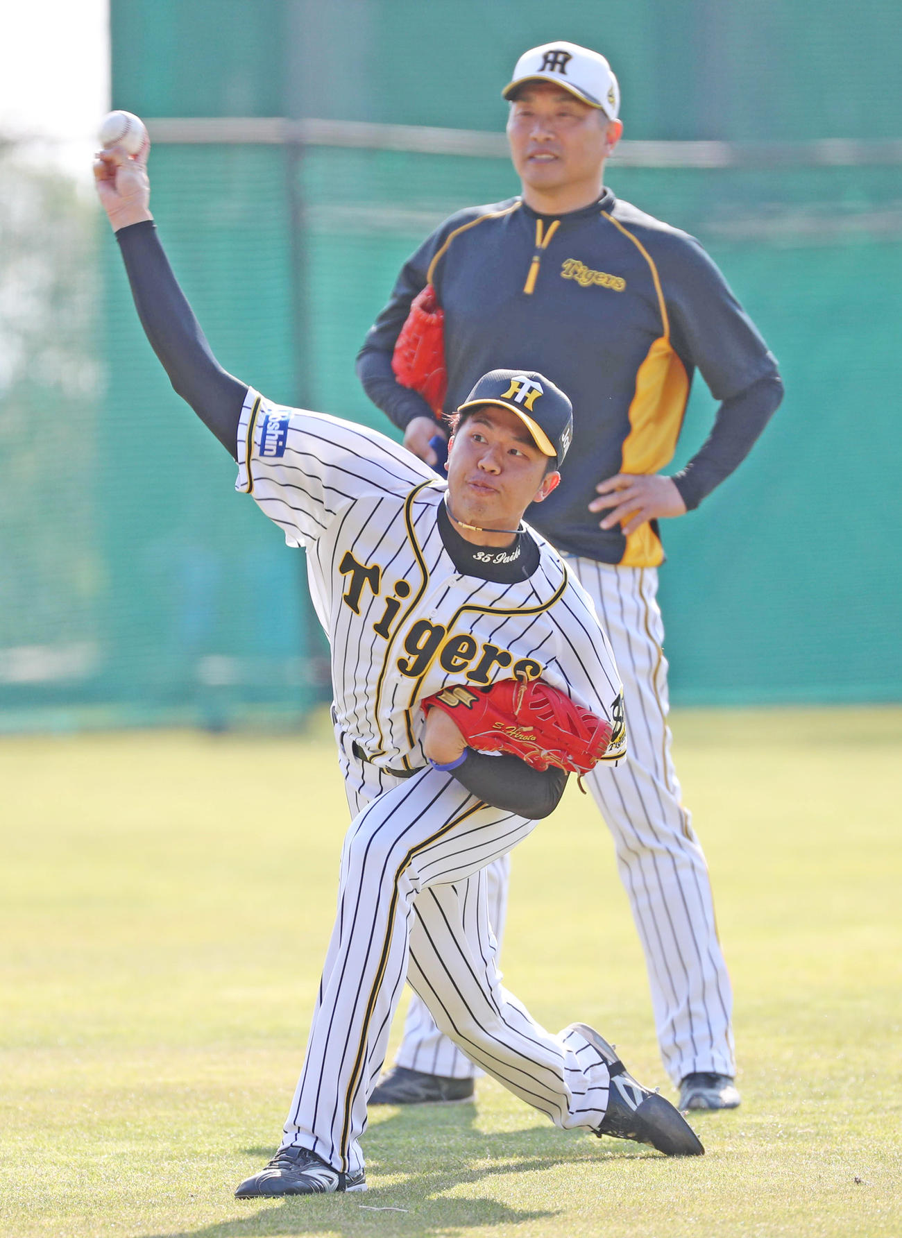 山本昌臨時コーチ（奥）の前でキャッチボールを行う才木（撮影・清水貴仁）