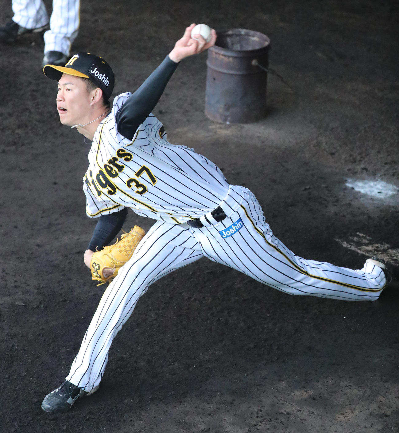 はじめてブルペンに入り投球練習を行う及川（撮影・清水貴仁）