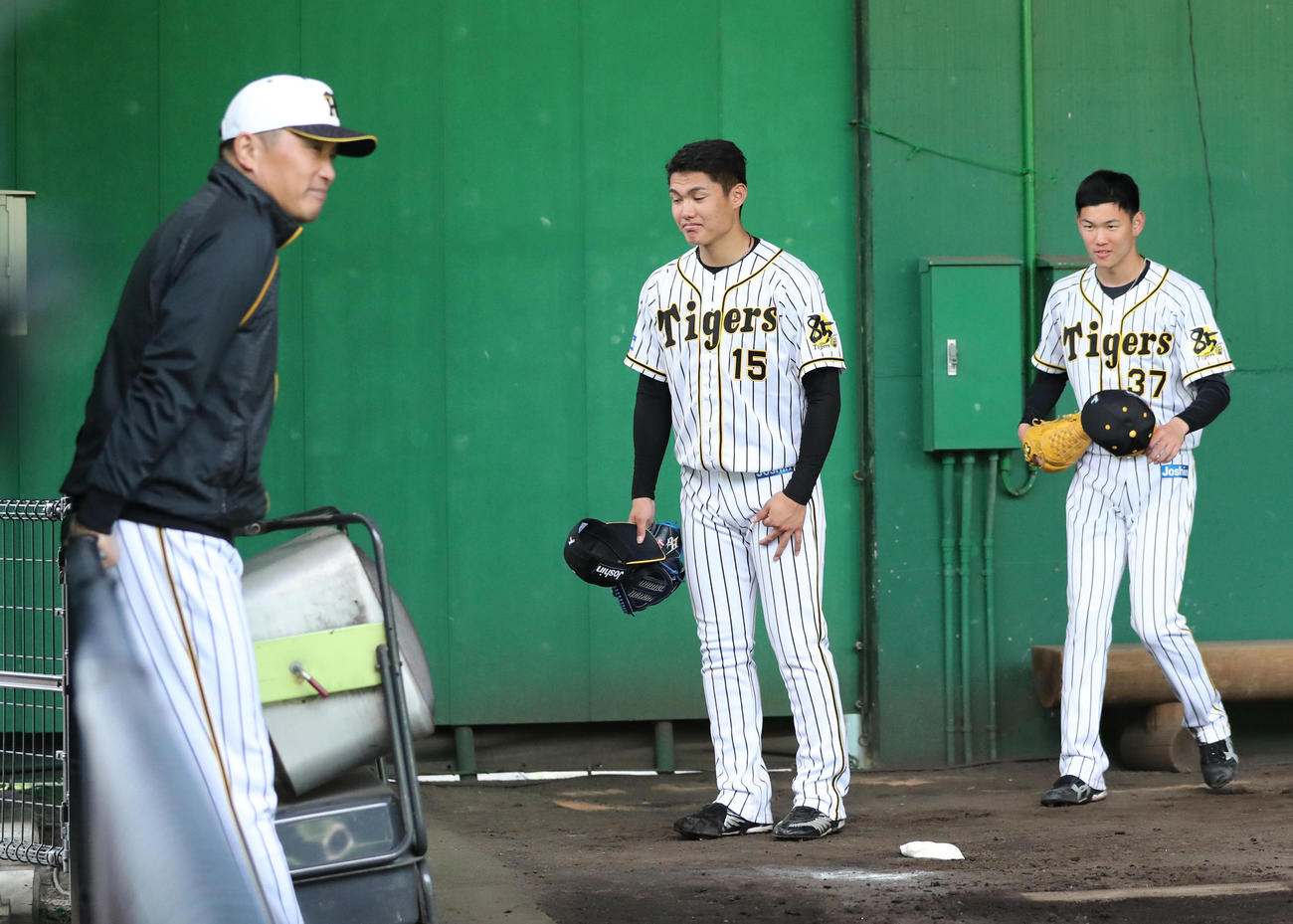 ブルペンでの投球練習を終え山本昌臨時コーチ（左）にあいさつする西純（中央）と及川（撮影・清水貴仁）