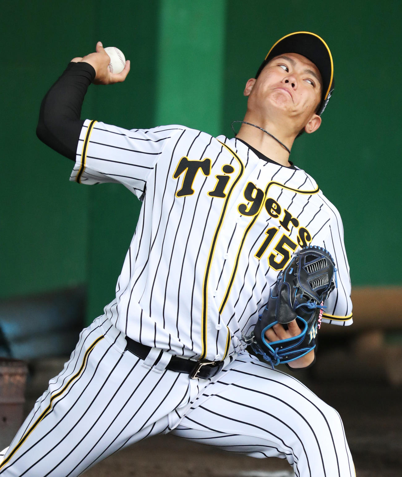 はじめてブルペンに入り投球練習を行う阪神西純矢（撮影・清水貴仁）