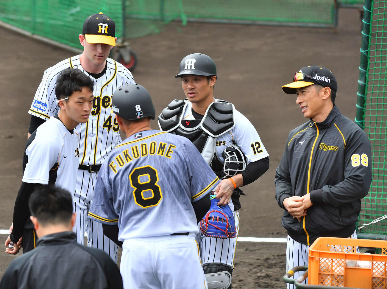 打撃投手を務めた阪神ガンケル（左）に声を掛ける福留（中央）と矢野監督（右）。捕手は坂本（撮影・上田博志）