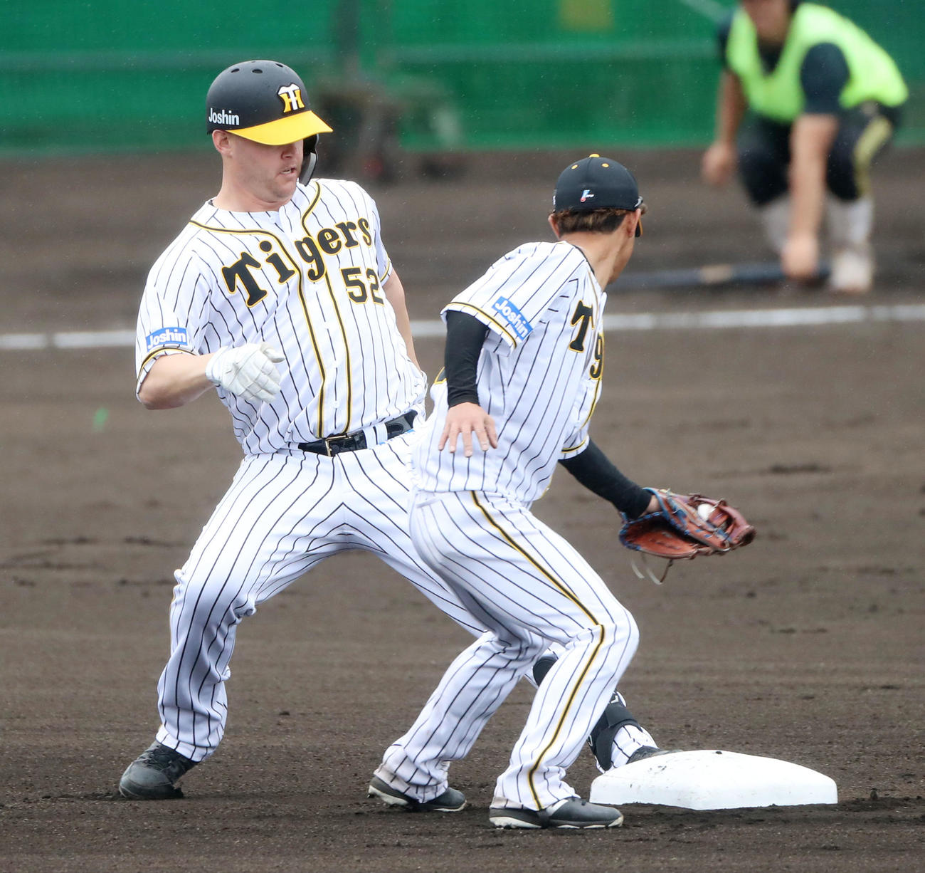 ケース打撃練習で1死三塁から左線二塁打を放つサンズ（撮影・加藤哉）