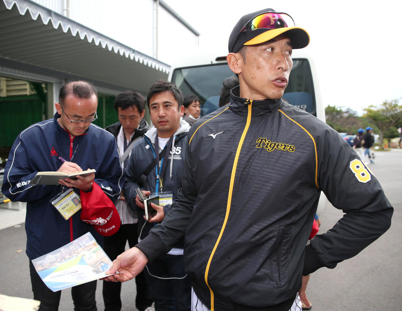 記者に囲まれる阪神矢野燿大監督（撮影・上山淳一）