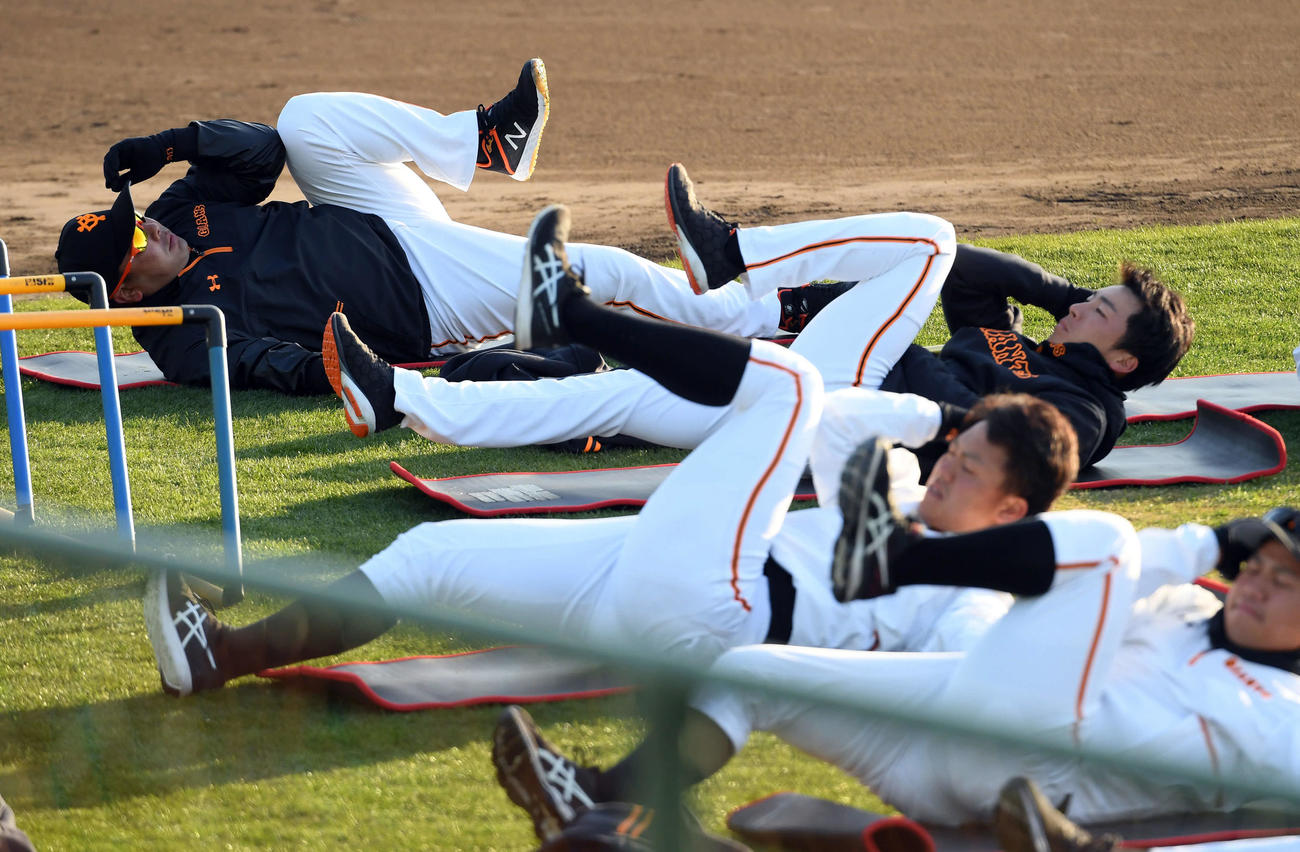 選手とともにトレーニングする巨人阿部慎之助2軍監督（撮影・たえ見朱実）