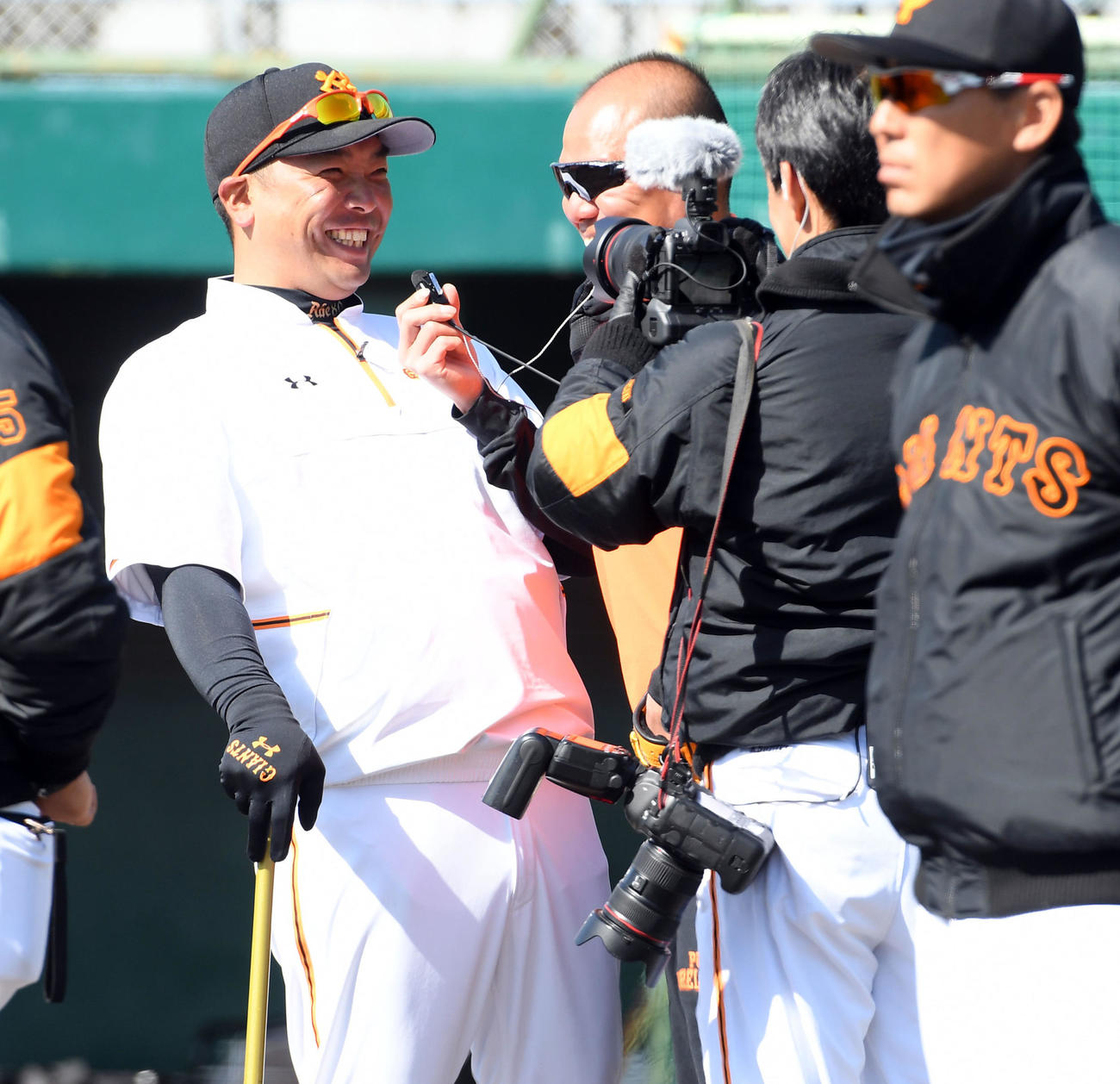 無線を浅井広報に付けられ、笑顔を見せる巨人阿部2軍監督（撮影・たえ見朱実）