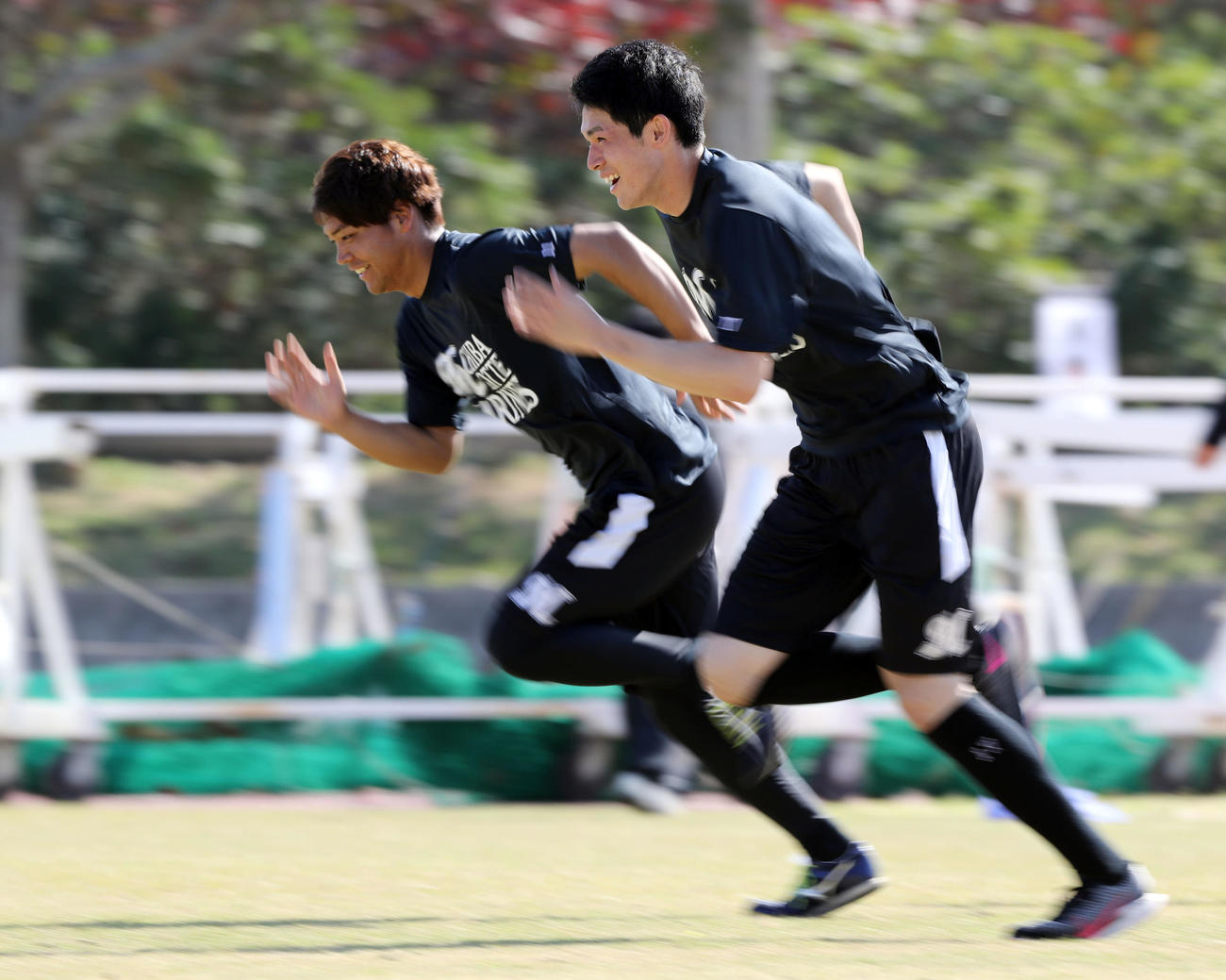 並んで走り込むロッテ佐々木千（左）と佐々木朗（撮影・垰建太）