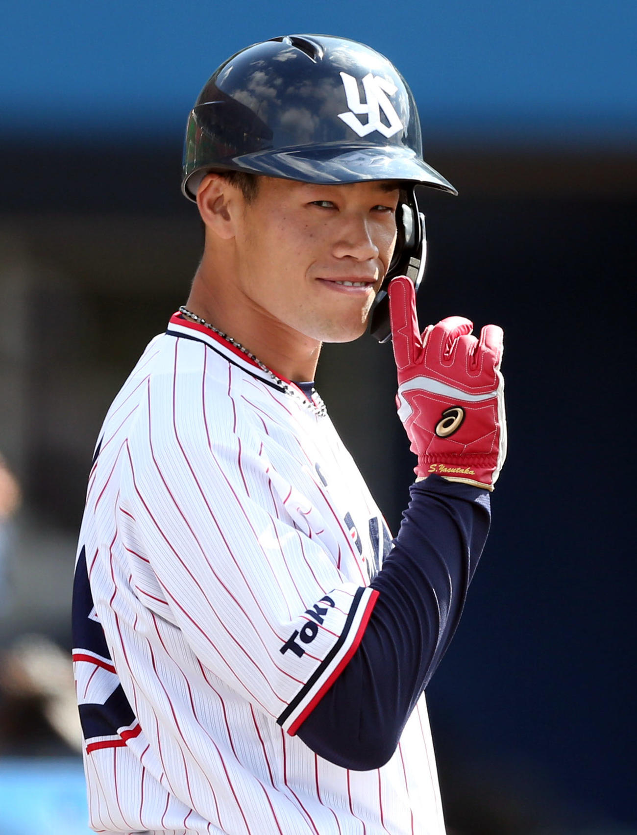 練習中、人さし指を立て、不敵な笑みを見せる塩見（撮影・狩俣裕三）