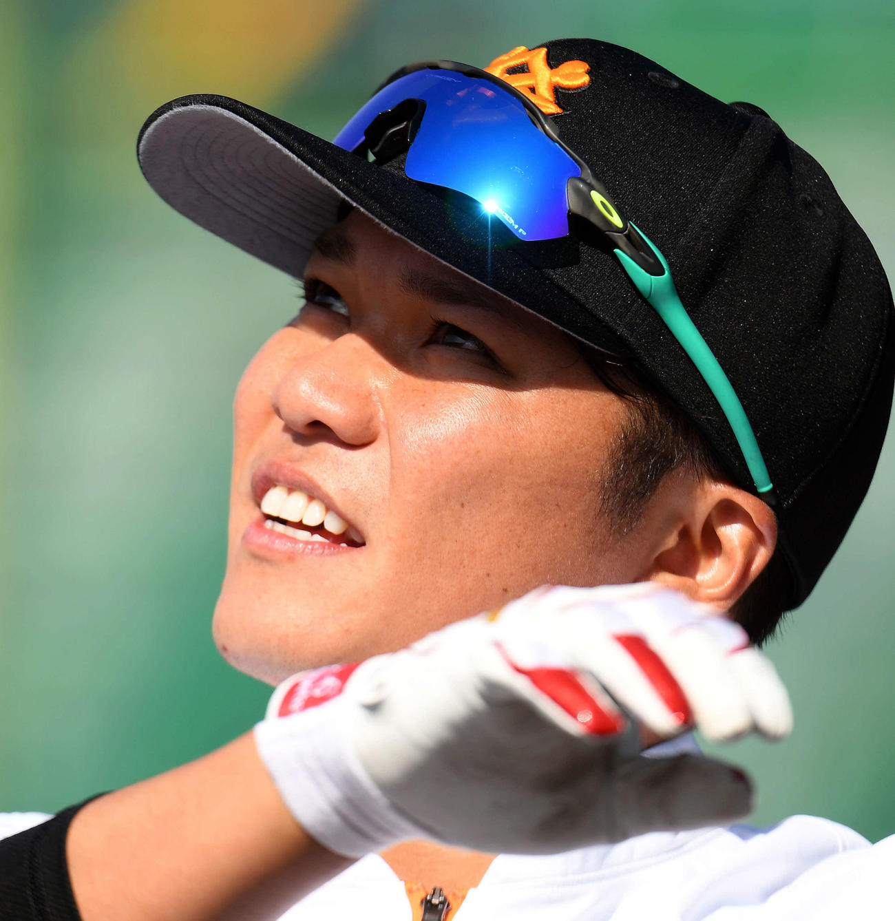 2軍で調整する巨人坂本勇人。春季キャンプ第2クール初日、晴天の空に向かってロングティーを繰り返す。2000本安打まで116本、東京五輪メダル獲得と周囲の期待は多いにふくらむ（撮影・たえ見朱実）